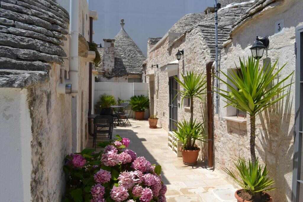 Vicolo tra i trulli di Alberobello davanti a Trullo De Amicis n 5